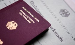 ALMANYA ÇİFTE VATANDAŞLIĞI KALDIRIYOR