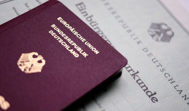 ALMANYA ÇİFTE VATANDAŞLIĞI KALDIRIYOR